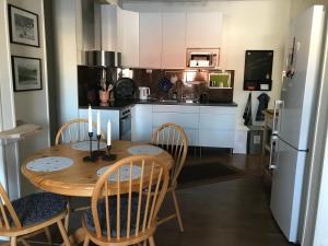 uma cozinha com uma mesa e cadeiras e um frigorífico em Anki's apartment em Haparanda