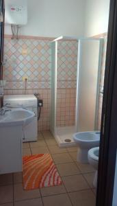 uma casa de banho com um WC, um lavatório e um chuveiro em Casa Dancardi em Càbras
