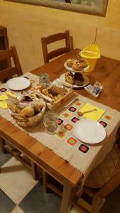drewniany stół z płytami i jedzeniem w obiekcie Guest house Il Nido w mieście Velletri +18 zdjęć