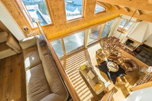 an overhead view of a living room with a couch at Das Kitz - deLuxe ChaletApartments in Jochberg