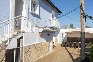 een wit huis met een balkon en een patio bij La casa azul,una casa en la ciudad. in Logroño