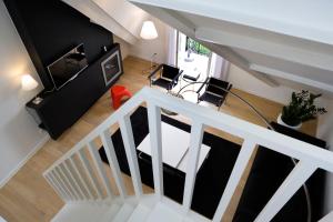 een woonkamer met een witte trap bij Leopold5 Luxe-Design Apartment in Oostende