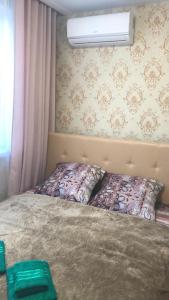 モスクワにあるChasy Brateevskaya Innのベッドルーム1室(窓、エアコン、ベッド1台付)
