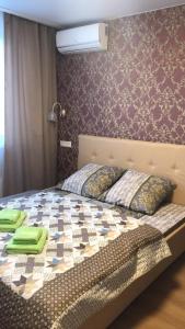 モスクワにあるChasy Brateevskaya Innのベッドルーム1室(ベッド1台、緑のタオル付)
