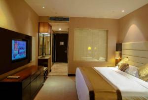 TV a/nebo společenská místnost v ubytování Ritan Hotel Downtown Beijing