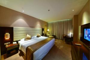 TV a/nebo společenská místnost v ubytování Ritan Hotel Downtown Beijing