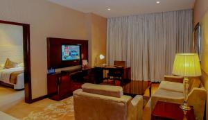 TV a/nebo společenská místnost v ubytování Ritan Hotel Downtown Beijing