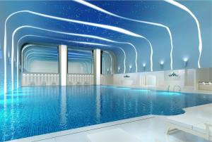 una piscina con techo azul en Ritan Hotel Downtown Beijing, en Beijing