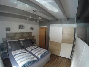Postel nebo postele na pokoji v ubytování Ferienhäuser Familie Hofer Stockenboi Weissensee