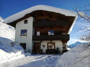 una casa ricoperta di neve in montagna di Himmenhof a Tux