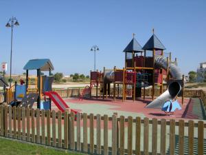 ein Park mit einem Spielplatz mit Rutsche in der Unterkunft Hacienda Riquelme Golf Resort, Atlantico 188, Ground Floor Apartment in Sucina