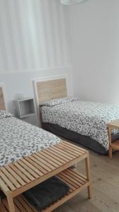 アルコにあるAppartamento caneveのベッド2台が隣同士に設置された部屋です。