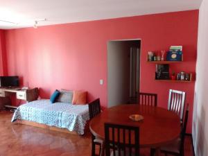 1 dormitorio con 1 cama y mesa de comedor en Colon Apartment en Mendoza