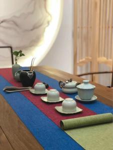 Příslušenství pro přípravu čaje a kávy v ubytování Ritan Hotel Downtown Beijing