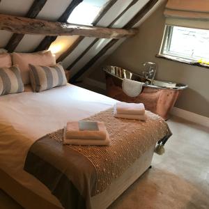 En eller flere senge i et værelse på Galtres Lodge Hotel & Forest Restaurant