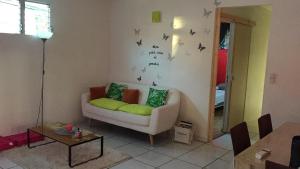 - un salon avec un canapé et des oiseaux sur le mur dans l'établissement Villa k'nel, à Rivière-Pilote