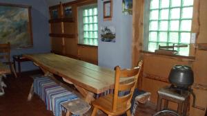 a wooden table and a chair in a room at Viruna Farm in Kiraste