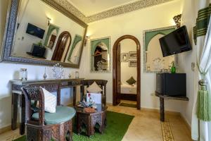 sala de estar con chimenea y TV en Riad Anabel en Marrakech