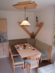 uma mesa de jantar e cadeiras numa cozinha em Haus Zirmblick em Saalbach-Hinterglemm