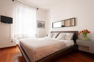 een slaapkamer met een groot bed en een raam bij Via Bozzi Luxury Home in Bari