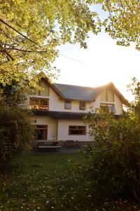 una casa blanca con techo de metal en Ventana a los Cerros en Villa La Angostura