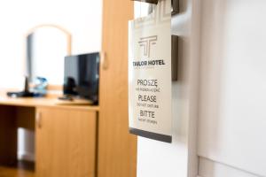 Televízia a/alebo spoločenská miestnosť v ubytovaní Tailor Hotel Sport & Conference