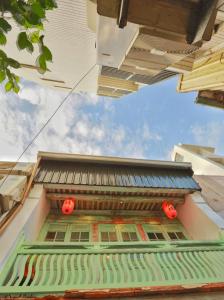台南的住宿－台南赤崁月樓Tainan Moon House Inn，上面有红色灯笼的建筑