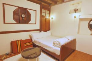 Postel nebo postele na pokoji v ubytování 台南赤崁月樓Tainan Moon House Inn 台南市民宿登記第295號