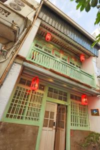 台南的住宿－台南赤崁月樓Tainan Moon House Inn，前面有红色灯笼的房子