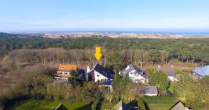 a house with a yellow arrow on top of it at De Vier Berken 2 in De Koog