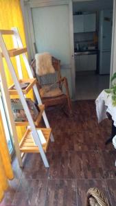 Habitación con escalera, silla y cocina. en San Francisco Home in 