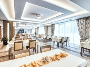 A restaurant or other place to eat at Hotel Familia
