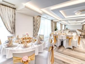 A restaurant or other place to eat at Hotel Familia