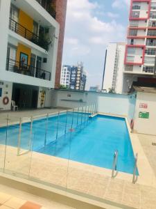 una gran piscina al lado de un edificio en APARTAMENTO AMOBLADO CON EXCELENTE UBICACIÓN, en Bucaramanga