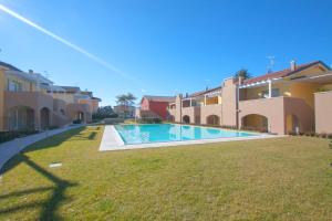 Blick auf den Hinterhof einer Villa mit Pool in der Unterkunft Residence Fornaci in Peschiera del Garda