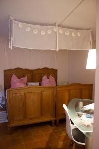 Ein Bett oder Betten in einem Zimmer der Unterkunft Stadtflucht Lüneburg: Ferienwohnungen Innenstadt