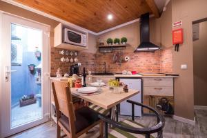 uma pequena cozinha com uma mesa de madeira e um fogão em Y.Palmela - Boutique Apartments em Palmela
