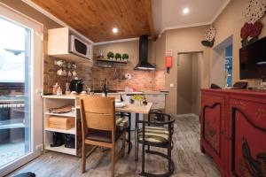 eine Küche mit einem Tisch und Stühlen im Zimmer in der Unterkunft Y.Palmela - Boutique Apartments in Palmela