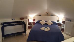 A bed or beds in a room at Coros