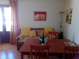 a living room with a couch and a table at Bel appartement centre de Tavira in Tavira