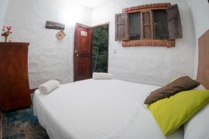 
A bed or beds in a room at Entre Bosques Tayrona Campero
