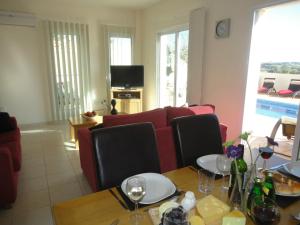 - un salon avec un canapé rouge et une table dans l'établissement Villa Swalletta, à Larnaka