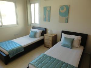 - une chambre avec 2 lits et un banc dans l'établissement Villa Swalletta, à Larnaka