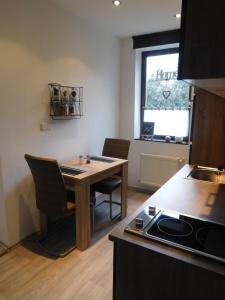 a kitchen with a table and chairs and a window at Kaiserpfalzquartier in Goslar