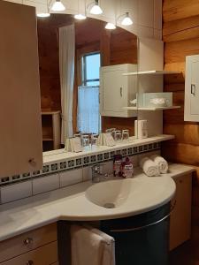 a bathroom with a sink and a mirror at Landhotel Zum Kronprinzen in Oberwesel