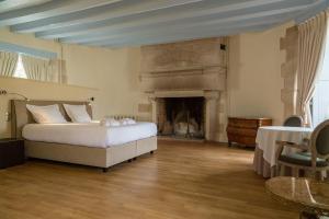 Giường trong phòng chung tại The Originals le Château de Dissay Poitiers +25 ảnh