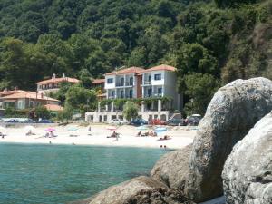 Grupa ludzi na plaży, blisko wody w obiekcie Hotel Manthos Blue w mieście Agios Ioannis Pelio