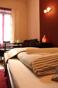 - une chambre avec 2 lits et une fenêtre dans l'établissement Yasmine Flat, à Budapest