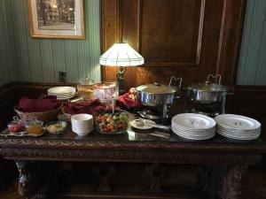 una mesa con platos, ollas y sartenes en Batcheller Mansion Inn, en Saratoga Springs