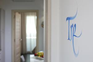 ポルト・チェザーレオにあるCasa Vacanze Sopraventoの部屋の青い看板